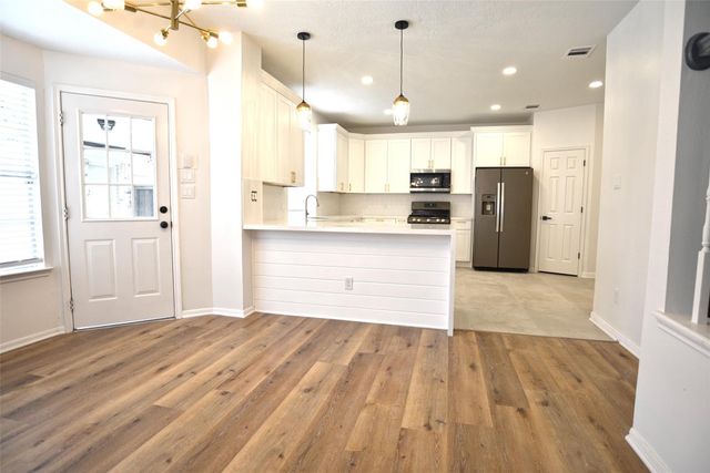 1808 N Mission Circle, Friendswood, TX 77546