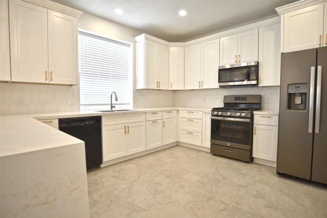 1808 N Mission Circle, Friendswood, TX 77546