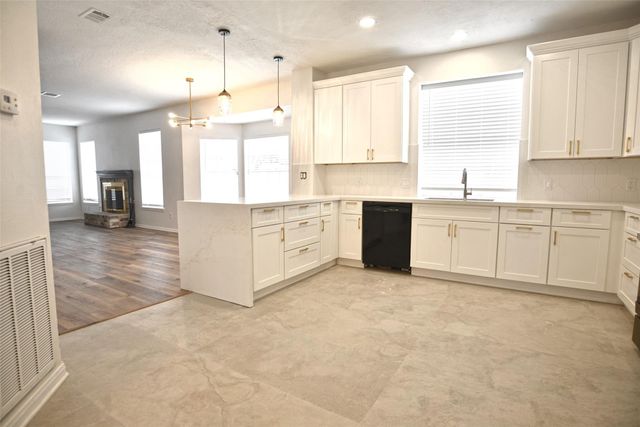 1808 N Mission Circle, Friendswood, TX 77546