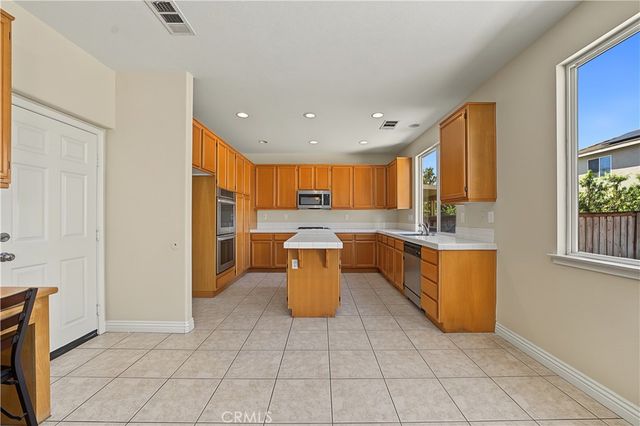 1561 N Catskills, Upland, CA 91786