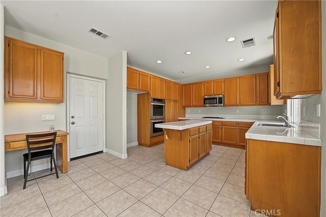 1561 N Catskills, Upland, CA 91786