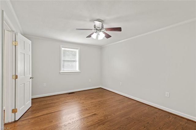 5 Fairway LN, Newport News, VA 23606