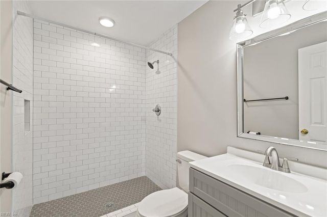 5 Fairway LN, Newport News, VA 23606