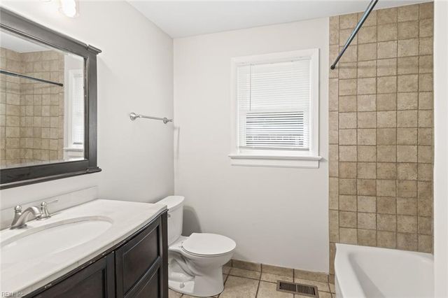 5 Fairway LN, Newport News, VA 23606