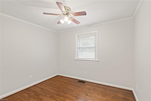 5 Fairway LN, Newport News, VA 23606