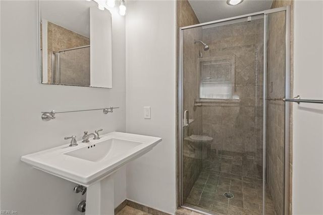5 Fairway LN, Newport News, VA 23606