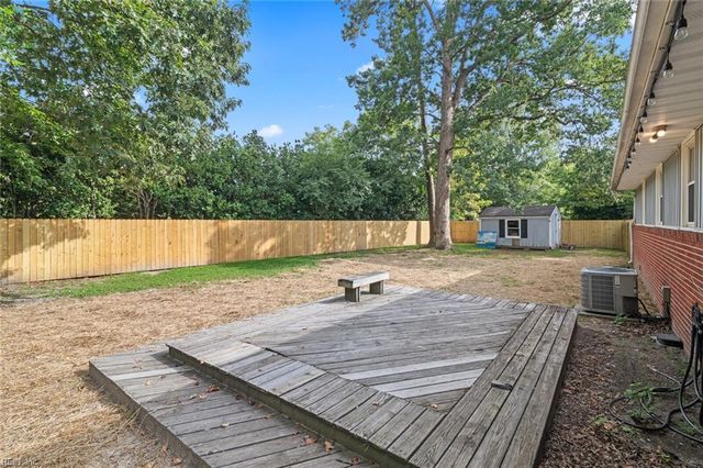 5 Fairway LN, Newport News, VA 23606
