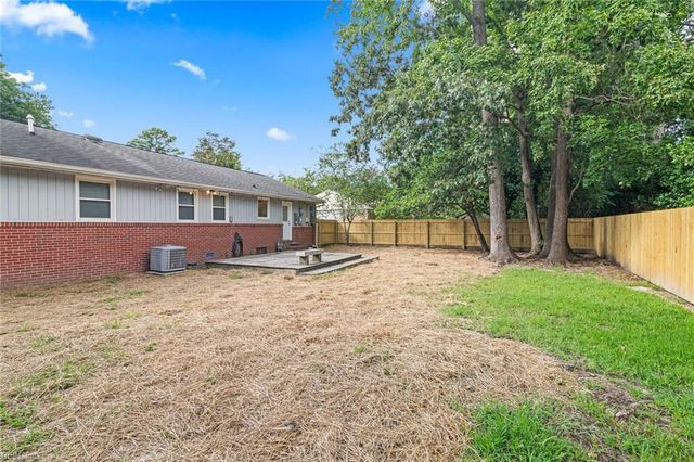 5 Fairway LN, Newport News, VA 23606