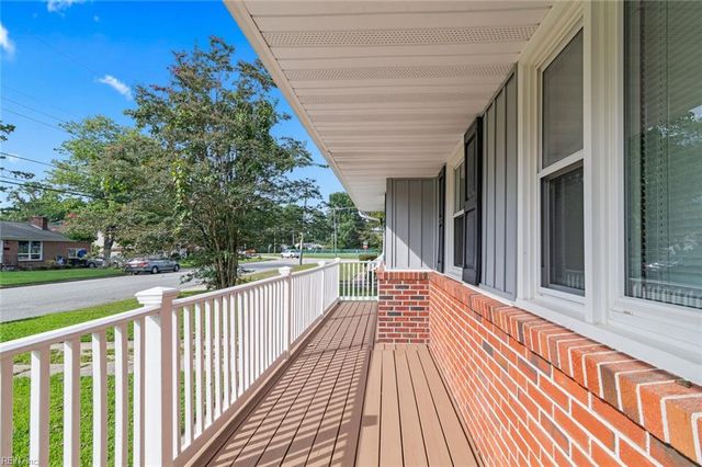 5 Fairway LN, Newport News, VA 23606