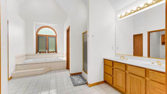 315 Kenbridge Court, Valparaiso, IN 46385