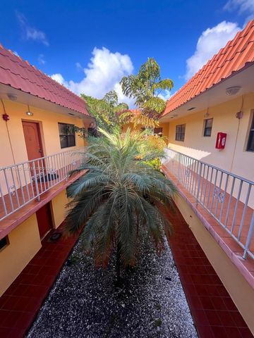 3522 NE 166th St 10, North Miami Beach, FL 33160