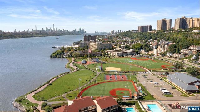 1055 River Road PH 8, Edgewater, NJ 07020