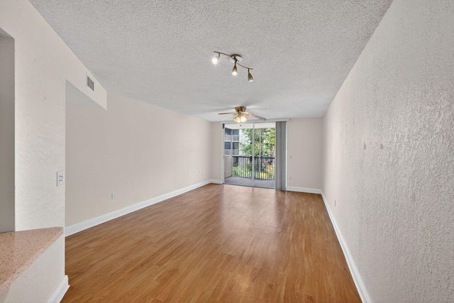 8353 Lake Drive 204, Doral, FL 33166