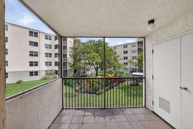 8353 Lake Drive 204, Doral, FL 33166