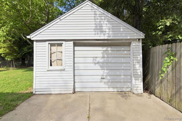 19331 Kenosha Street, Harper Woods, MI 48225