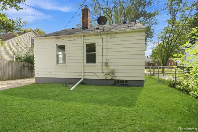 19331 Kenosha Street, Harper Woods, MI 48225