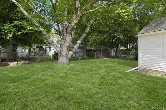 19331 Kenosha Street, Harper Woods, MI 48225