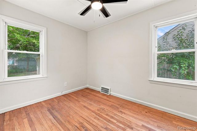 19331 Kenosha Street, Harper Woods, MI 48225