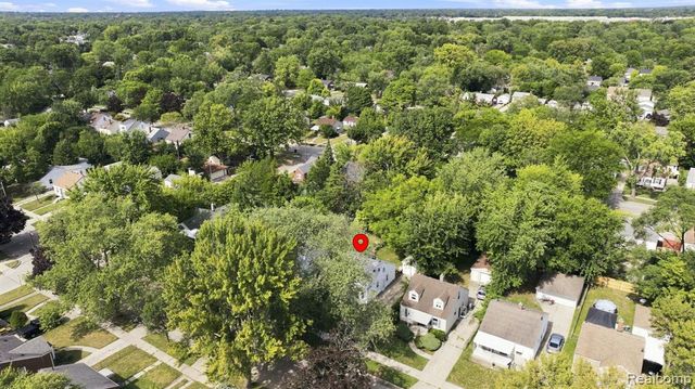 19331 Kenosha Street, Harper Woods, MI 48225