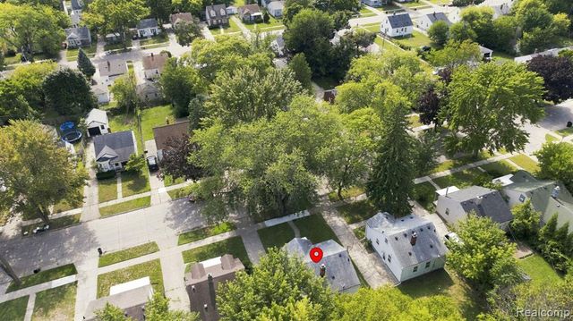 19331 Kenosha Street, Harper Woods, MI 48225