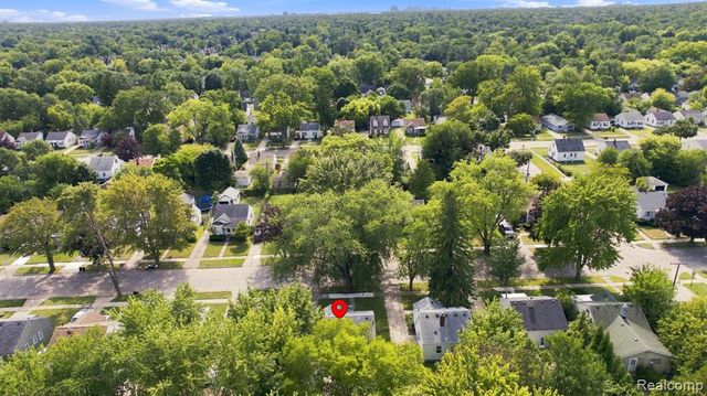 19331 Kenosha Street, Harper Woods, MI 48225