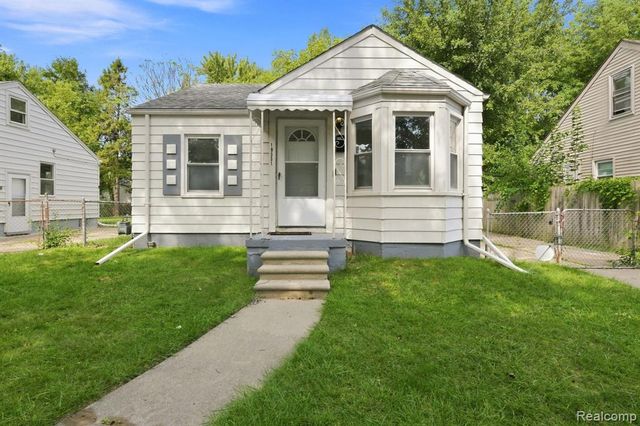 19331 Kenosha Street, Harper Woods, MI 48225