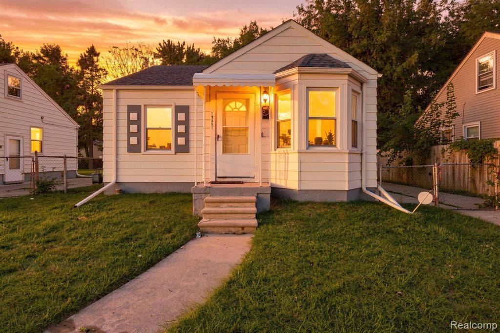 19331 Kenosha Street, Harper Woods, MI 48225