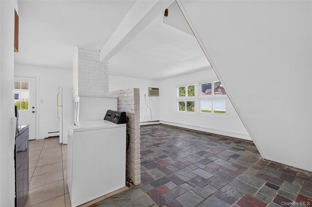 17 Berry Lane, Hicksville, NY 11801