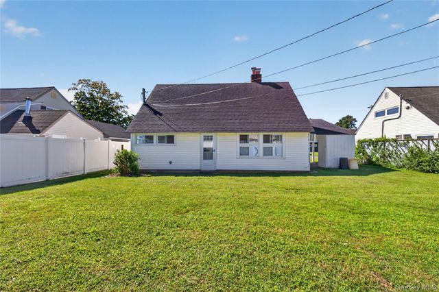 17 Berry Lane, Hicksville, NY 11801