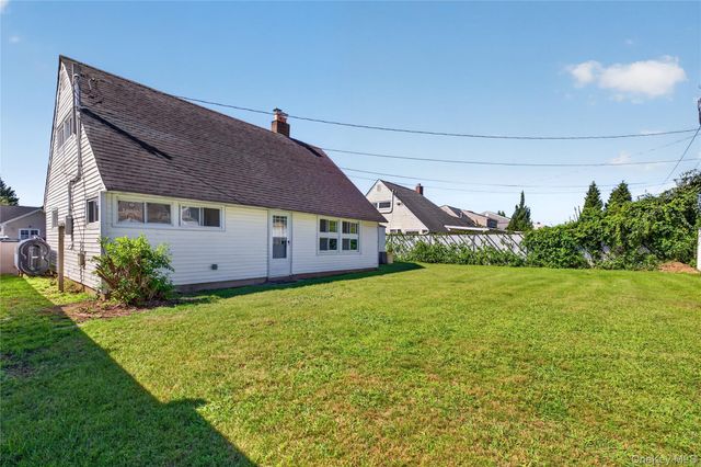 17 Berry Lane, Hicksville, NY 11801