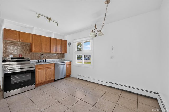 17 Berry Lane, Hicksville, NY 11801