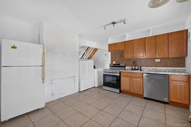 17 Berry Lane, Hicksville, NY 11801
