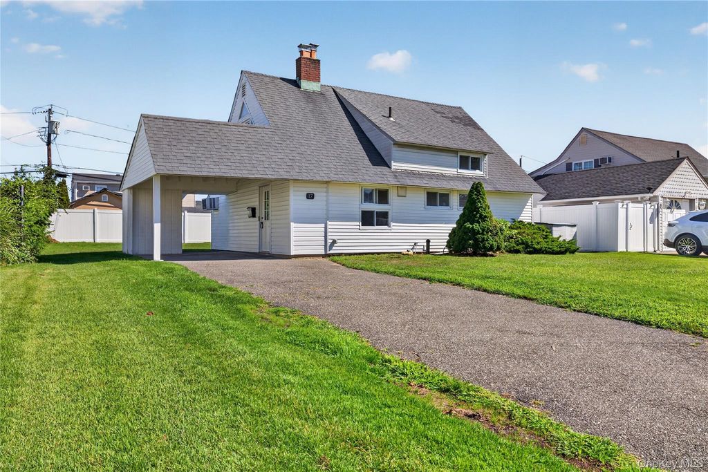 17 Berry Lane, Hicksville, NY 11801 — photo 2