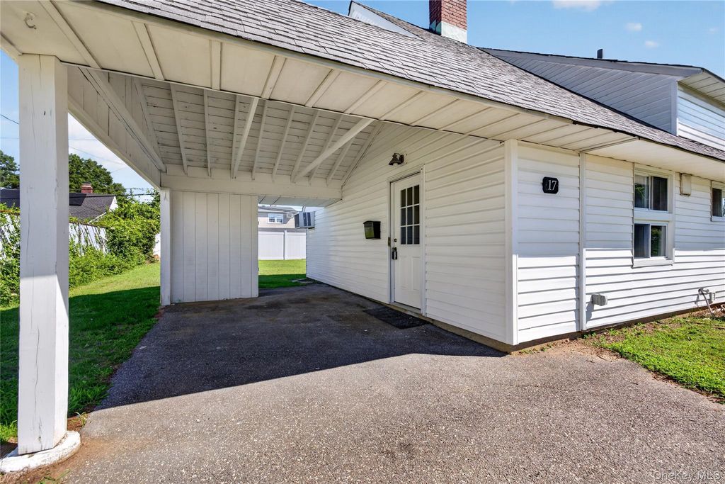 17 Berry Lane, Hicksville, NY 11801 — photo 4