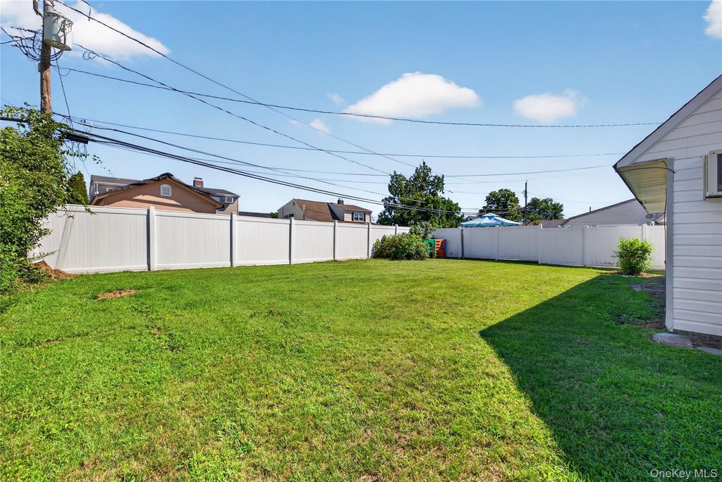 17 Berry Lane, Hicksville, NY 11801 — photo 5