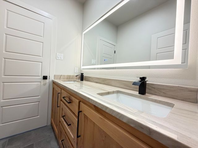 1155 E Hayes Street, New Home, TX 79383