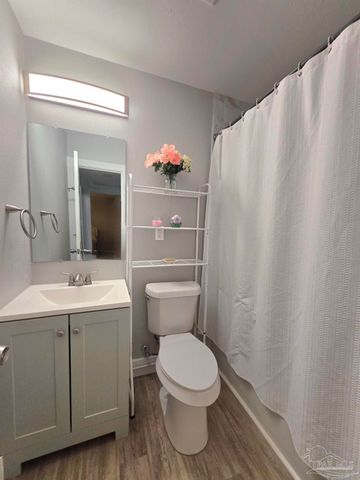 18 Milton Rd, Pensacola, FL 32507