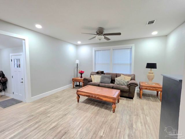 18 Milton Rd, Pensacola, FL 32507