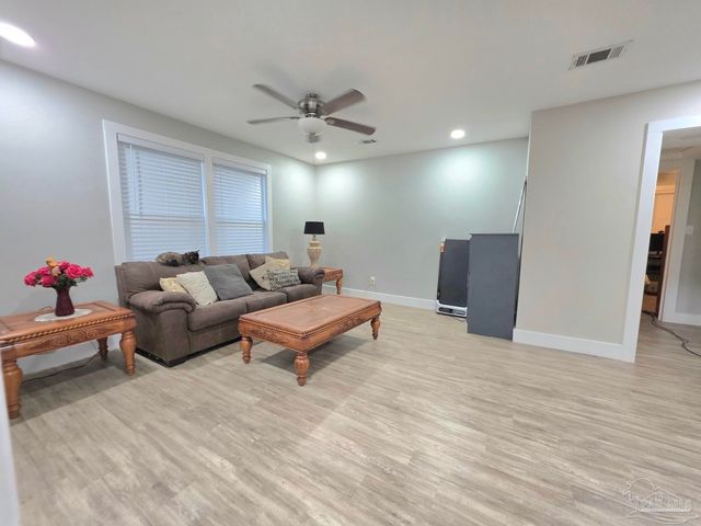 18 Milton Rd, Pensacola, FL 32507