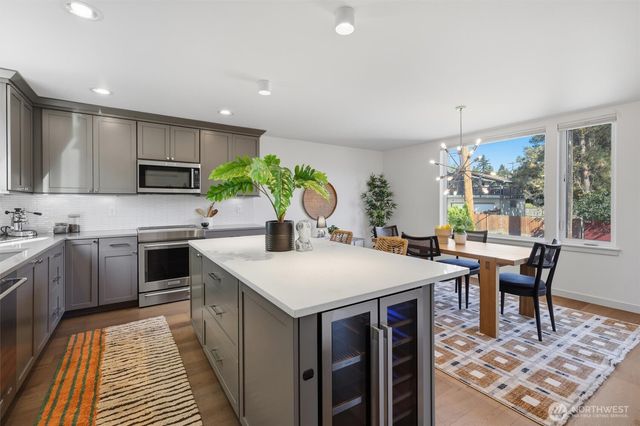 2415 NE 77th Street, Seattle, WA 98115