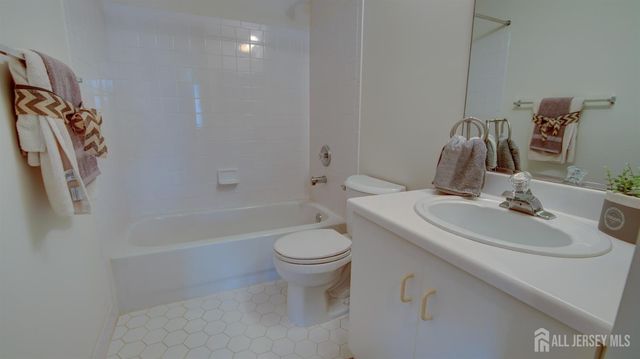 32 Manley Road, Pennington, NJ 08534