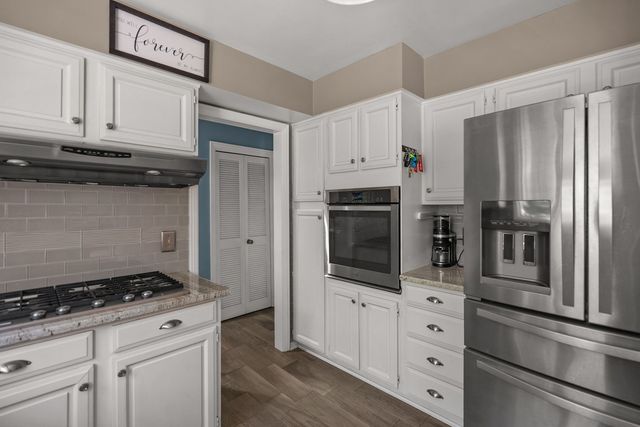 1910 GLENWOOD Drive, Moline, IL 61265