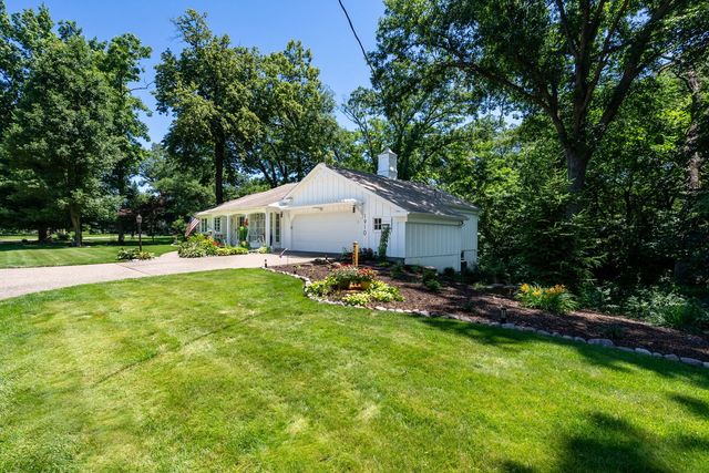 1910 GLENWOOD Drive, Moline, IL 61265