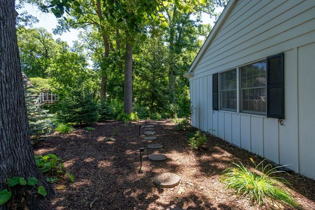 1910 GLENWOOD Drive, Moline, IL 61265