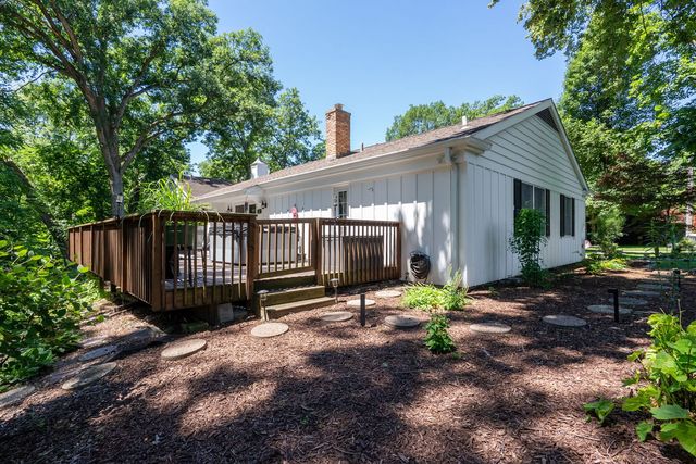 1910 GLENWOOD Drive, Moline, IL 61265