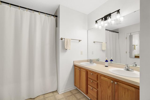 125 Stallion Lane, Circle Pines, MN 55014