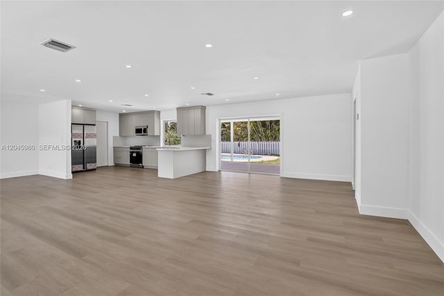7040 NW 8th Court, Plantation, FL 33317