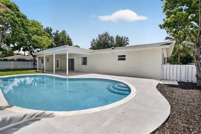 7040 NW 8th Court, Plantation, FL 33317