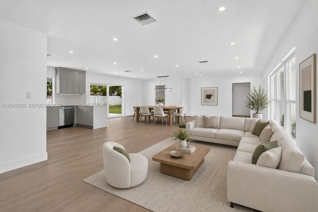 7040 NW 8th Court, Plantation, FL 33317