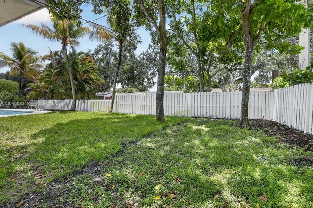 7040 NW 8th Court, Plantation, FL 33317